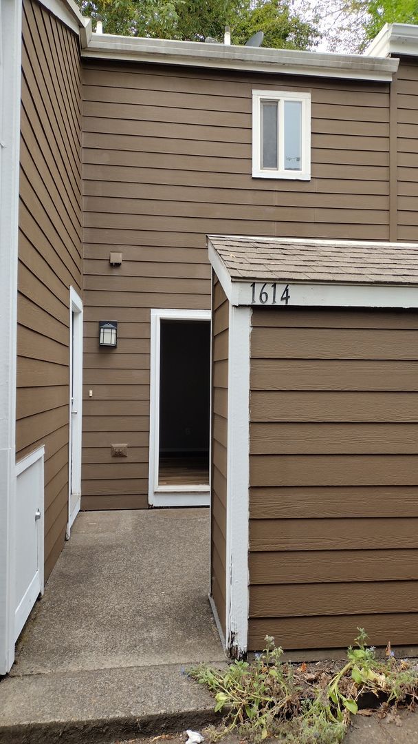 Building Photo - 1614 Village Park Pl