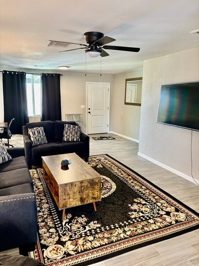 Building Photo - Three bedroom, Two bath