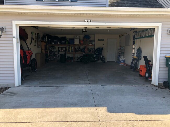 Garage - 2537 Deerfield Dr