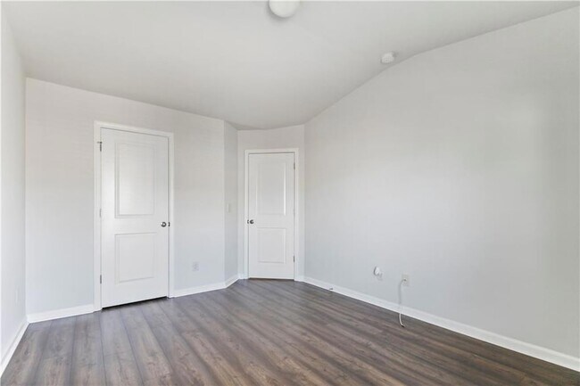 Building Photo - 5090 Breezewood Cir