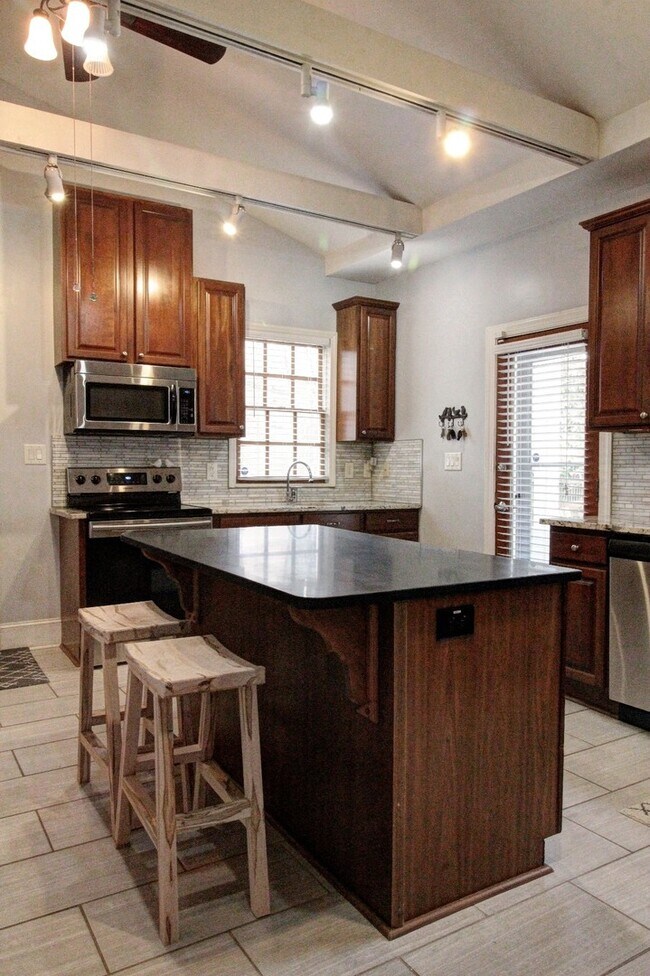 Building Photo - Beautiful and Spacious 2bd/1ba Home Near Northgate Park in Durham's Colonial Village!