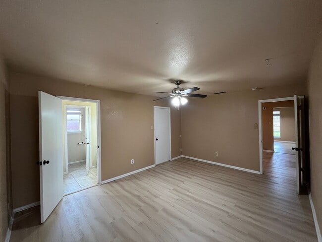 Building Photo - THREE BEDROOM 2 BATH HOUSE ON THE SOUTH SIDE