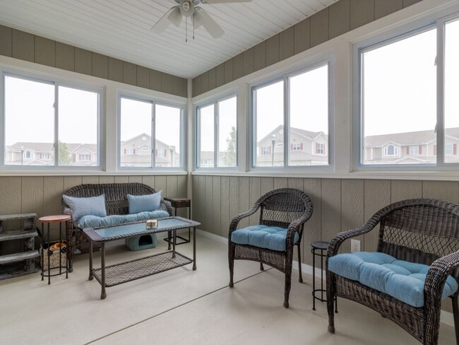 Building Photo - YEAR-ROUND - UNFURNISHED - CONDO  - WOODS ...