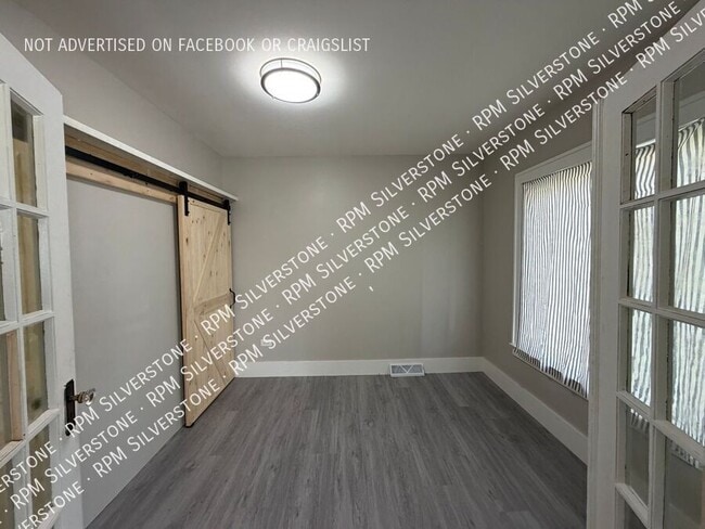 Building Photo - 1228 E Meyers Ave