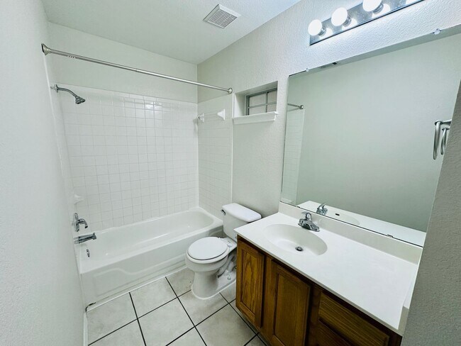Building Photo - Awesome 3 Bed 2 Bath! Large Texas size home