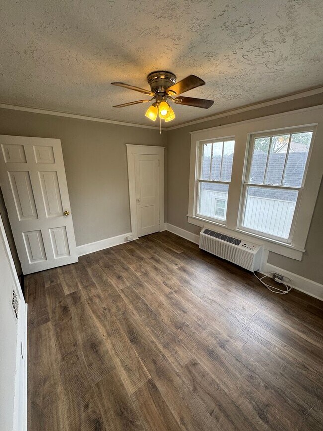 Building Photo - 230 S 8th St