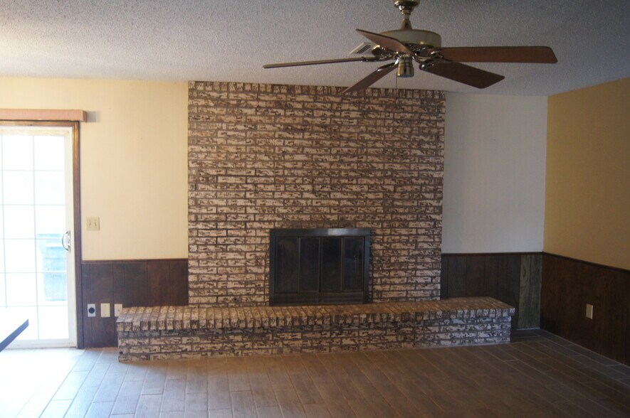 Building Photo - 1213 Frederick Dr