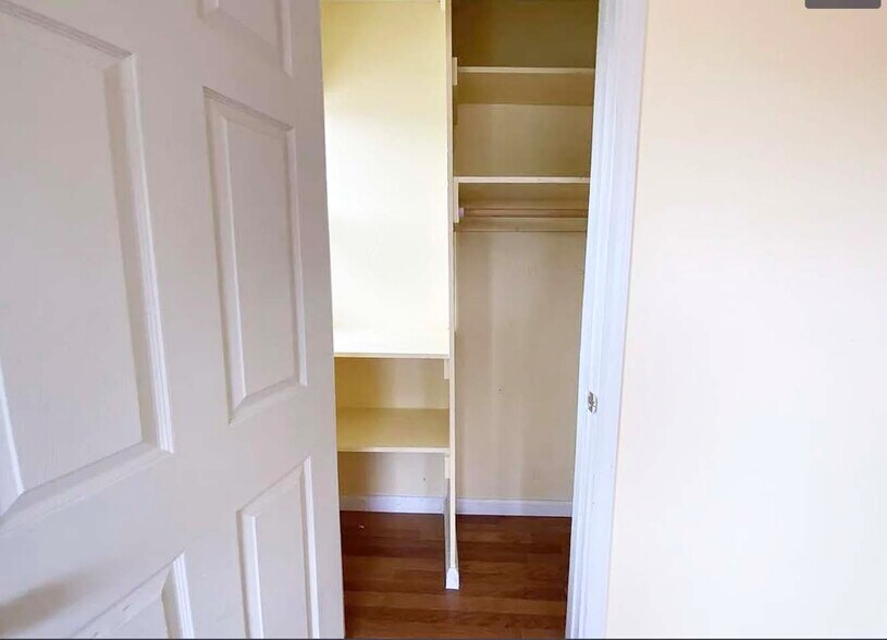 Building Photo - 221 Sterrett St