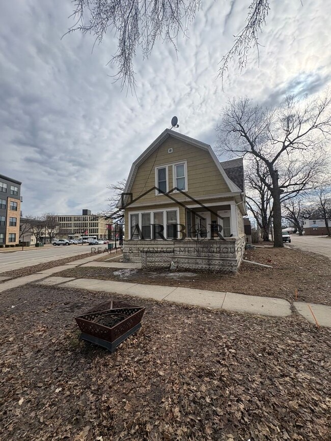 Building Photo - 711 1st Dr NW