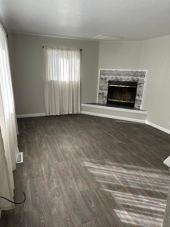 Building Photo - 1325 Oak Ridge Dr