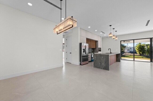 Building Photo - 621 NW 42nd Ave