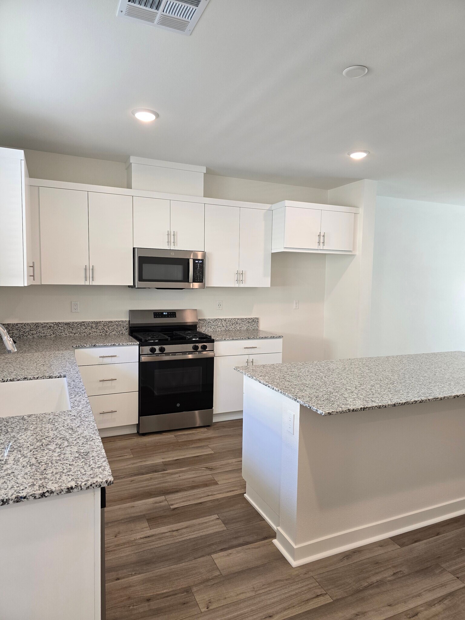 Building Photo - 5350 Seacliff Pl