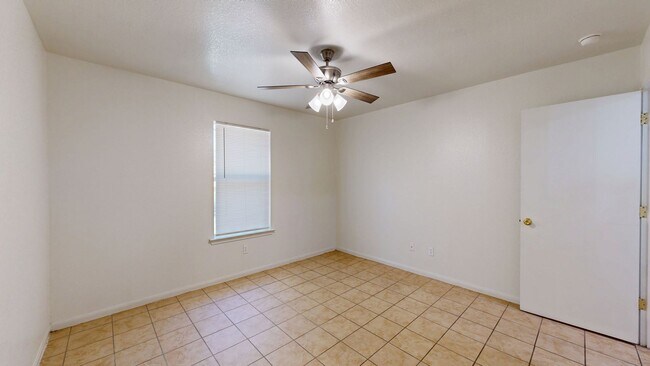 Building Photo - $950 + 2 WEEKS FREE RENT!!!