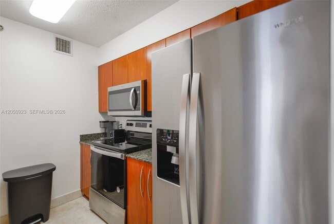 Building Photo - 1200 Brickell Bay Dr