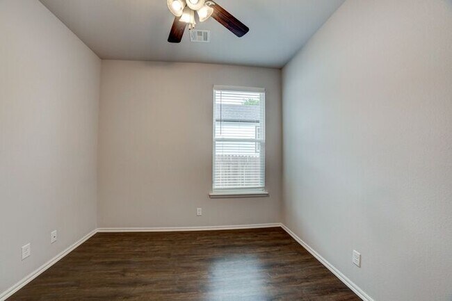 Building Photo - Unique 4/2/2 Near Downtown Tulsa!