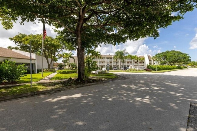 Building Photo - 6850 Royal Palm Blvd