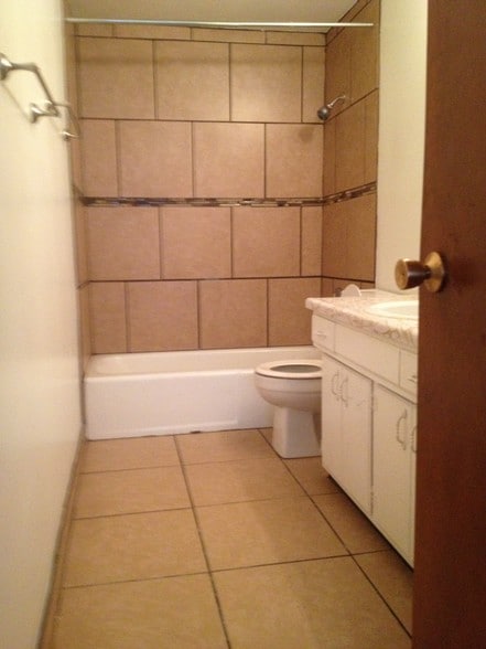 Updated bath - 3104 Hascall St