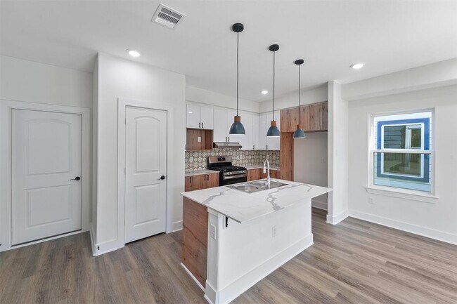 Building Photo - 855 S Victory Dr