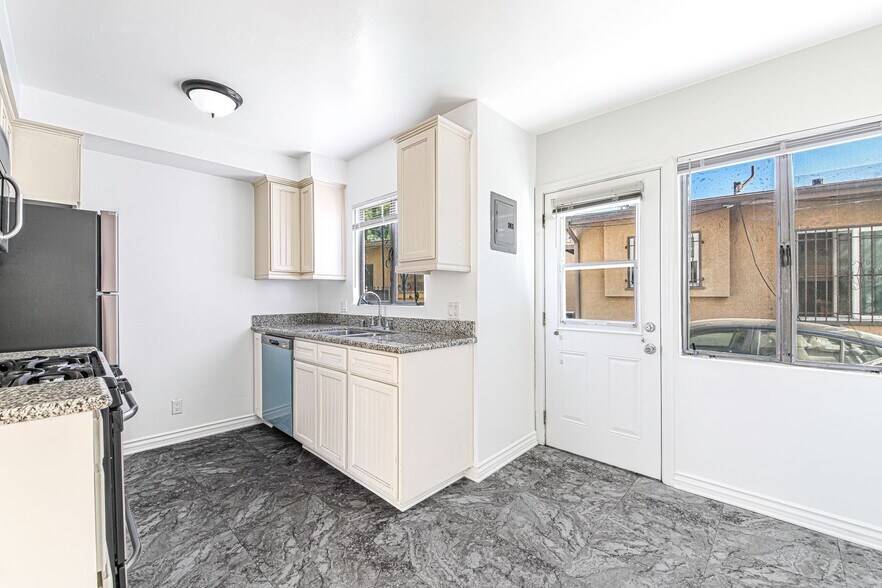 Building Photo - 809 Flora Dr