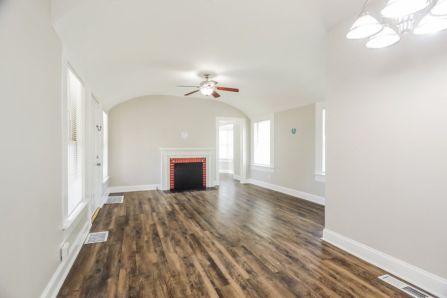 Building Photo - 624 9th Ave