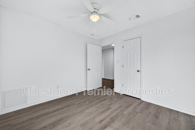 Building Photo - 701 E Morton St