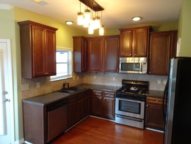 Building Photo - Prime Newnan location, close to everything...
