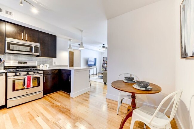 Building Photo - Lovely 1 Bedroom in Columbia Heights - A f...