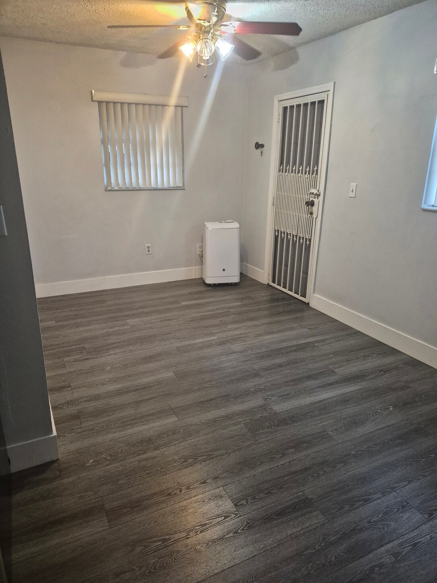 Building Photo - 791 E 43rd St