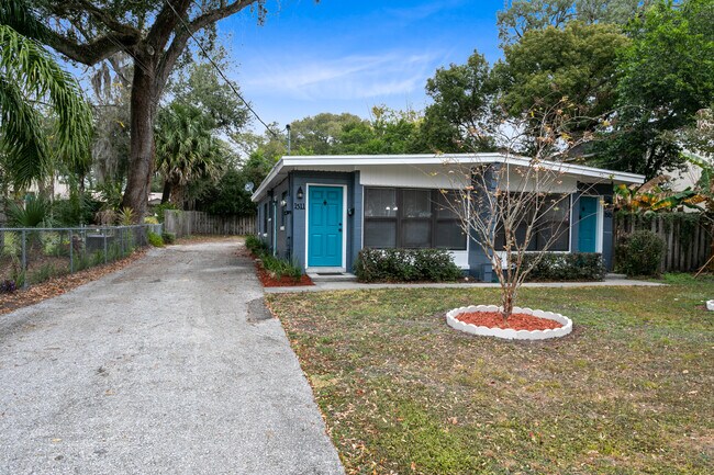 Building Photo - 1511 E Kaley St