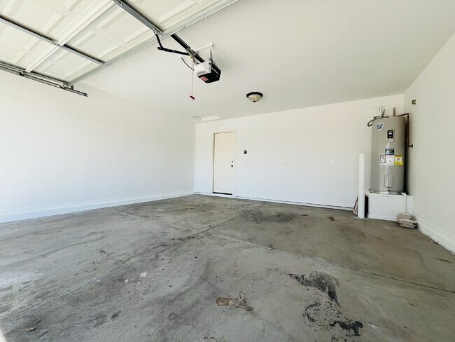 Building Photo - "Charming 3-Bedroom Oasis with 2 Full Baths in Buckeye - 1574 Sq Ft of Comfort!"