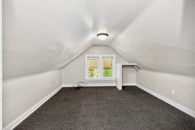 Building Photo - 2359 Stratford Ave