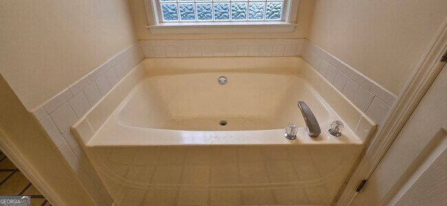 Building Photo - 2 Mill Ridge Pl