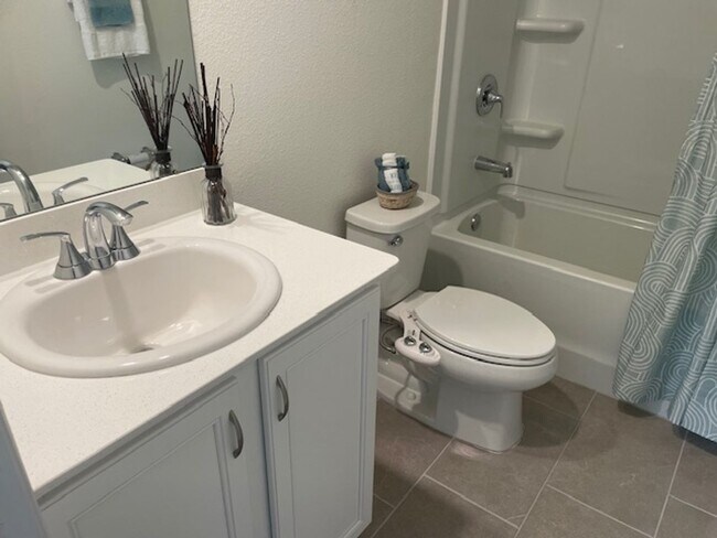 Building Photo - Beautiful 3/2.5 2023 Townhome Oakleaf