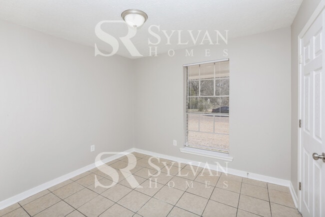 Building Photo - Enjoy one-level living in this 3 bedroom, 2 bathroom ranch-style home