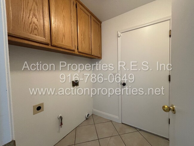 Building Photo - Spacious 4 Bed, 2.5 Bath + Office - Tesla ...