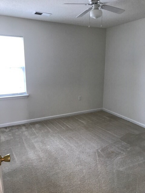 Building Photo - Spacious 3BR, 2.5BA Townhome in Chapel Hill