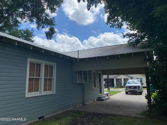 Building Photo - 306 S Lee Ave