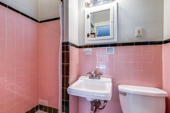 Building Photo - CHARMING 3-BEDROOM HOME IN MONTE VISTA
