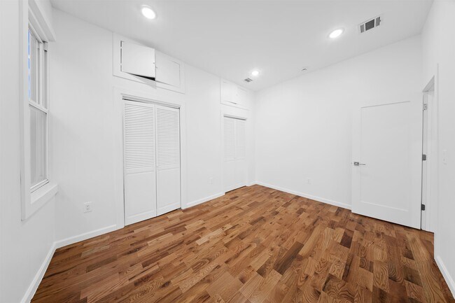 Building Photo - 1111 53rd St