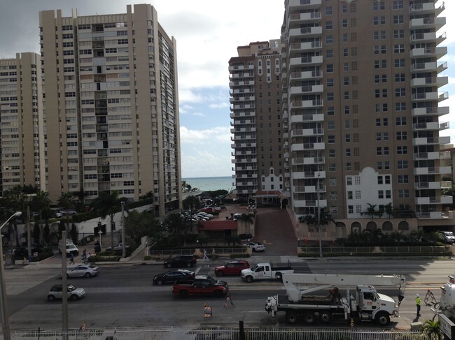 Building Photo - 1913 S Ocean Dr