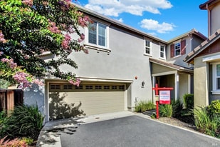 Building Photo - 387 Goddard Ct