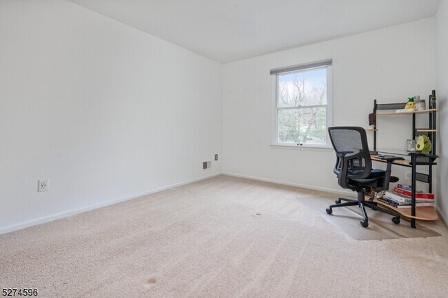 Building Photo - 18 Pond Ridge Dr