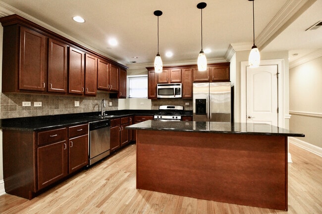 Building Photo - 5528 S Indiana Ave