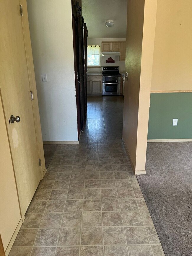 Building Photo - Large 3 bed/2 bath single family home