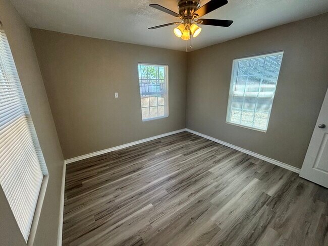 Building Photo - Spacious 3 bed 2 bath home, move in ready