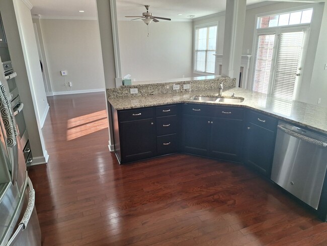 Building Photo - MARCH MOVE IN SPECIAL - $300 off FIRST FUL...