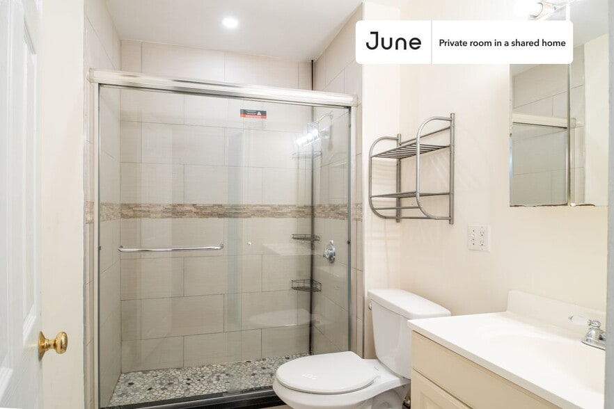Building Photo - Room in Shared 5 bed/1 bath home in Mission Hill
