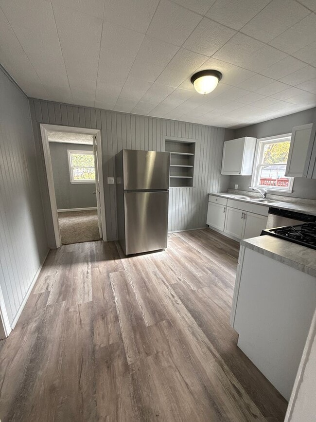 Building Photo - 3 bedroom/1 bathroom house