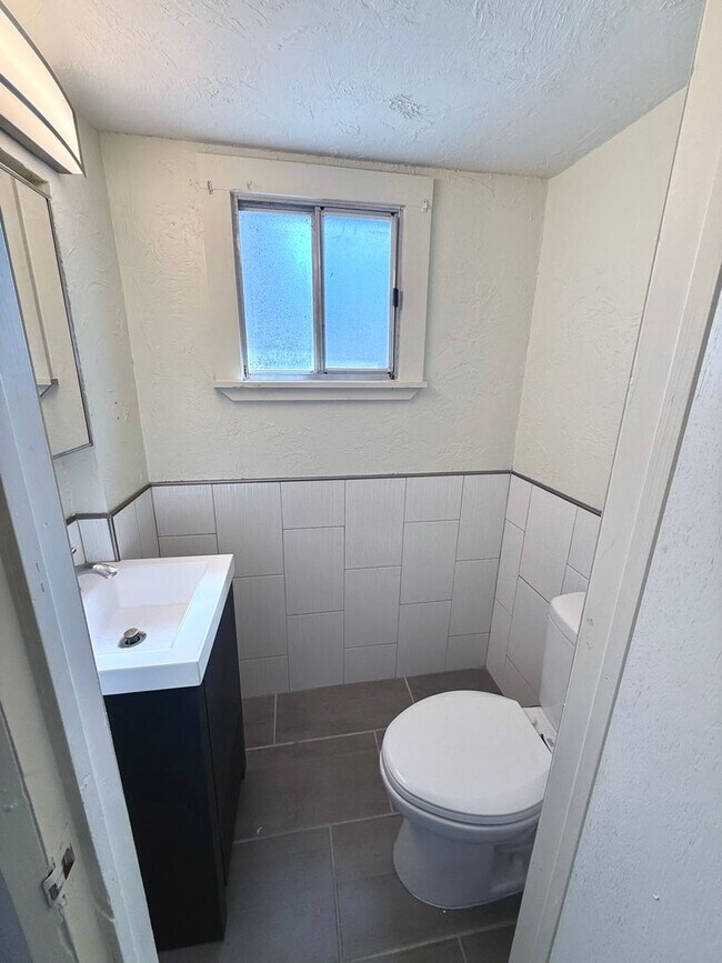 Building Photo - Cute 2BD 1.5BA Craftsmen w/ Bonus Room and Closet in Historic Putnam Heights!!