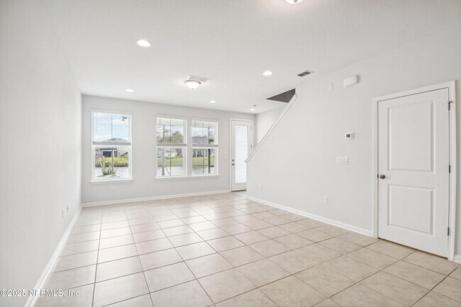 Building Photo - 260 Brandon Lks Dr